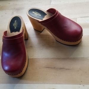 Hasbeens clogs dark red